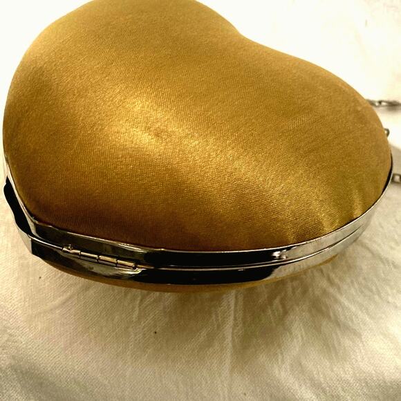 Vintage heart shaped gold satin clutch evening bag with kiss lock Formal handbag - Picture 4 of 11